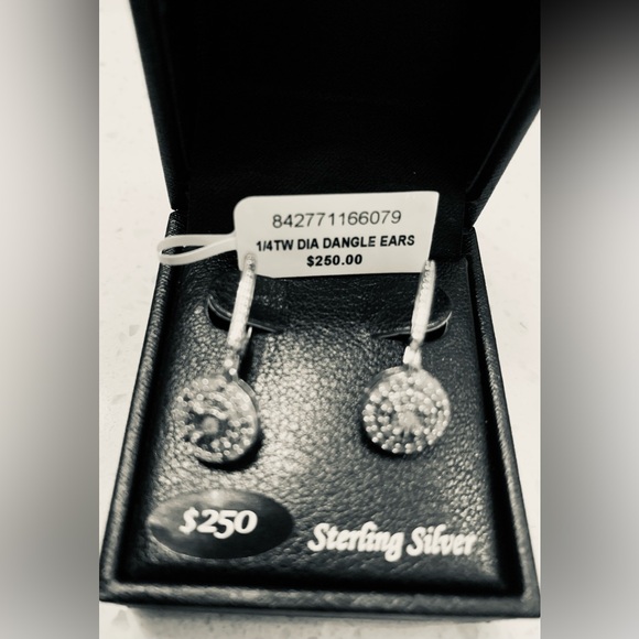 🌷🌷SALE🌷🌷Macy's Sterling Silver & genuine Diamond Drop Earrings - Picture 2 of 4